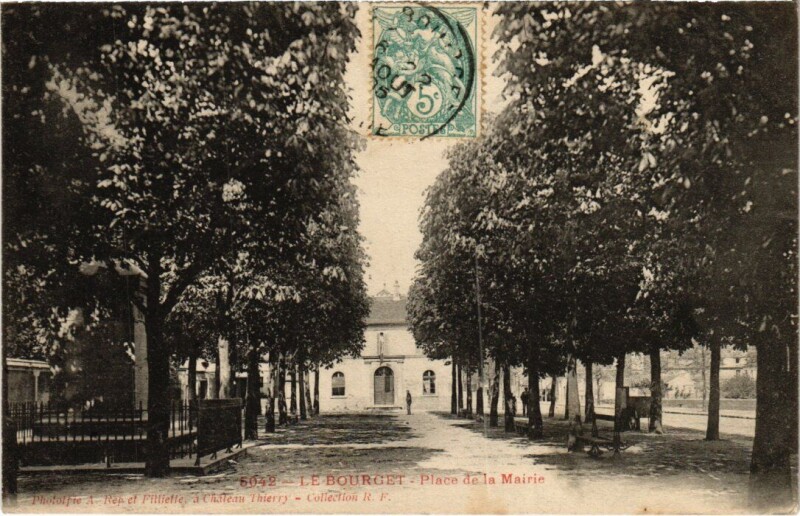 Carte postale ancienne Le Bourget Place de la Mairie au Bourget