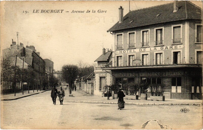 Carte postale ancienne Le Bourget Avenue de la Gare au Bourget
