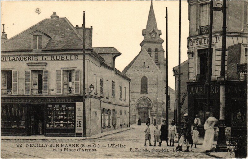 Carte postale ancienne Neuilly s Marne Eglise et la Place d'Armes