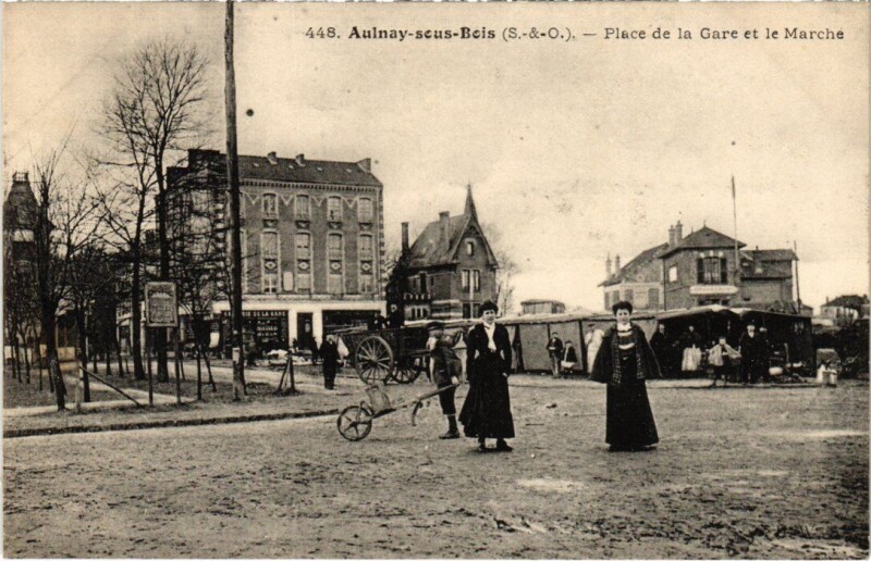 Carte postale ancienne Aulnay Place de la Gare et le Marche