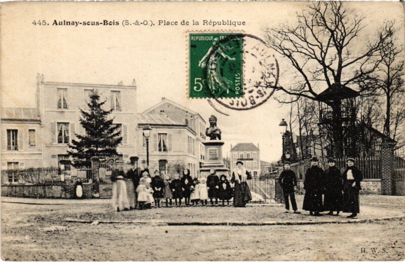 Carte postale ancienne Aulnay Place de la Republique