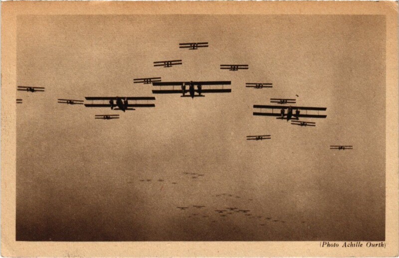 Carte postale ancienne Le Bourget Un beau vol de groupe au Bourget