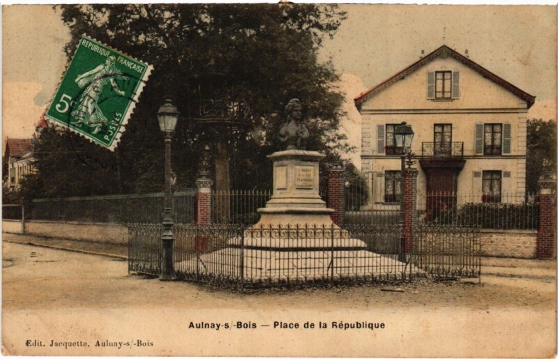 Carte postale ancienne Aulnay Place de la Republique