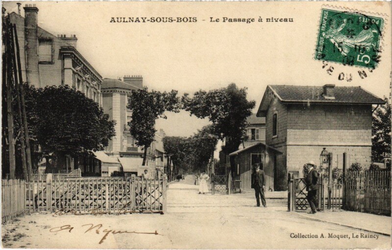 Carte postale ancienne Aulnay Le Passage a niveau