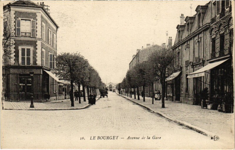 Carte postale ancienne Le Bourget - Avenue de la Gare au Bourget