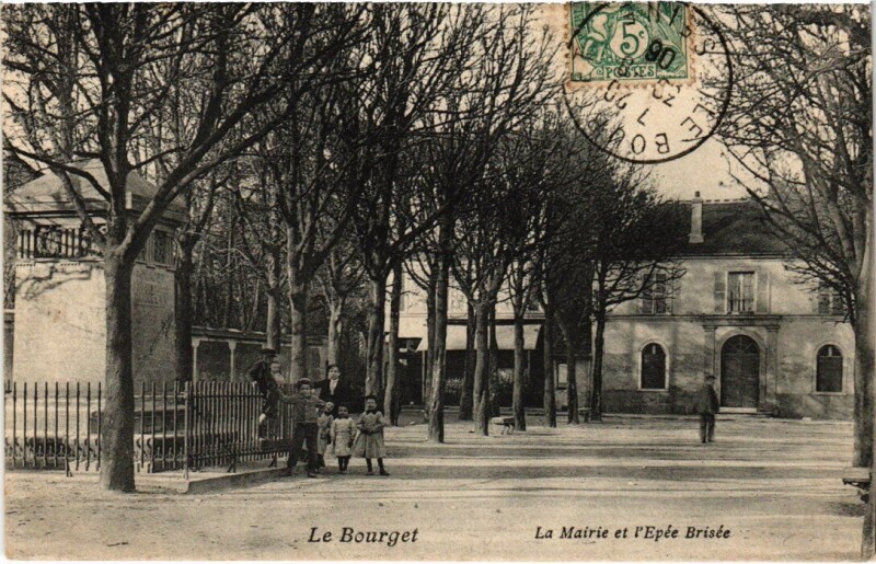 Carte postale ancienne Le Bourget La Mairie et l'Epee Brisee au Bourget
