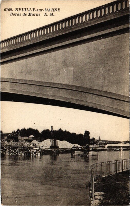 Carte postale ancienne Neuilly s Marne Bords de Marne