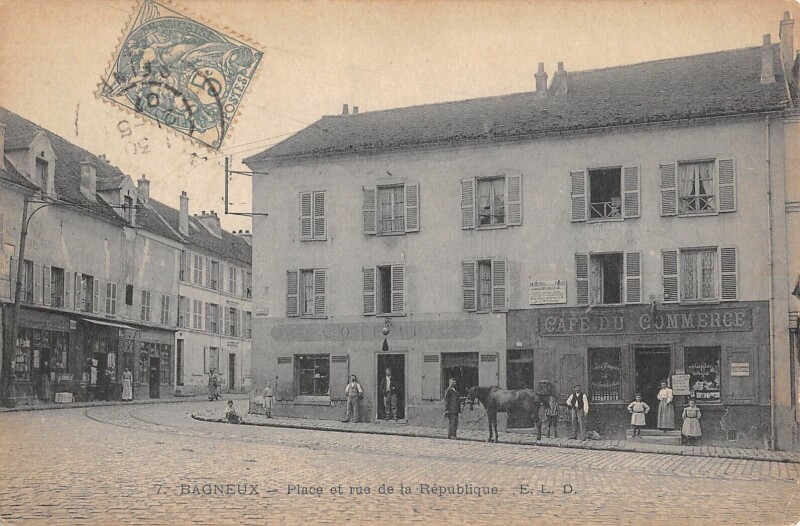 Carte postale ancienne Bagneux - Place Et Rue De La Republique - Cafe Du Commerce à Bagneux