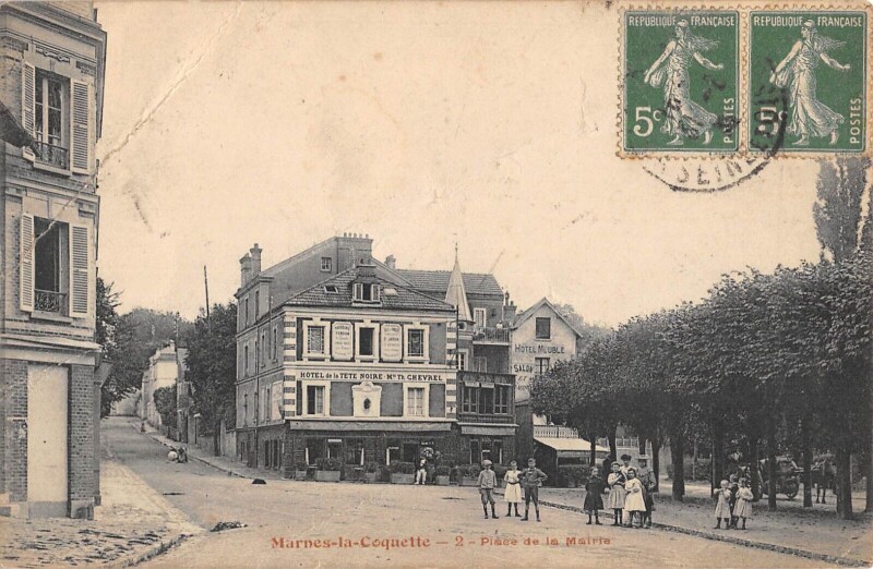 Carte postale ancienne Marnes La Coquette - Place De La Mairie à Marnes-la-Coquette