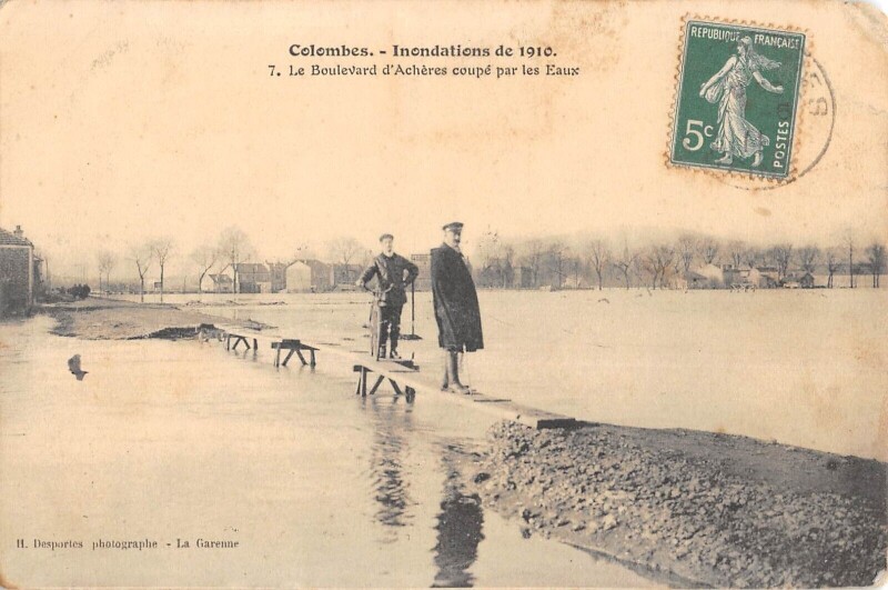 Carte postale ancienne Colombes Inondations 1910 - Le Boulevard D'Acheres Coupe Par Les Eaux à Colombes