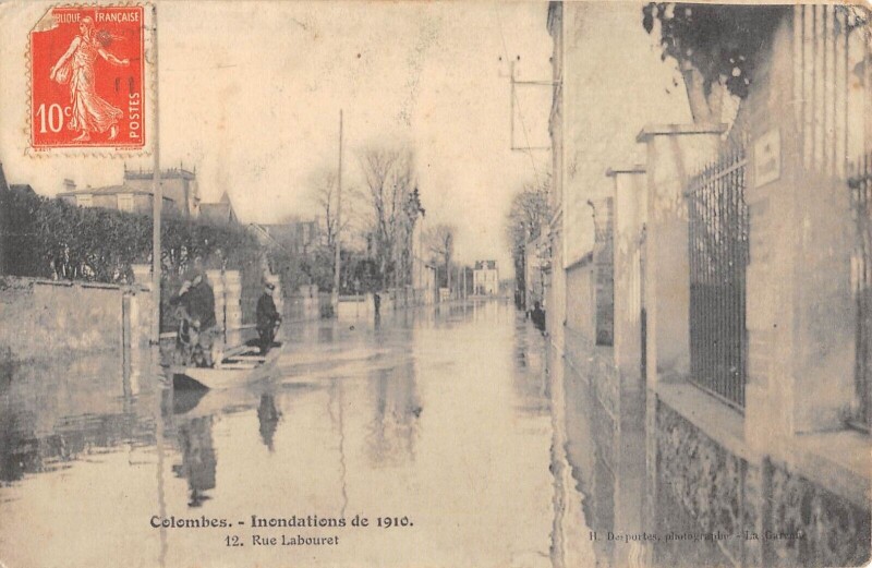 Carte postale ancienne Colombes - Inondations 1910 - Rue Labouret à Colombes