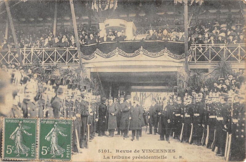 Carte postale ancienne Revue De Vincennes - La Tribune Presidentielle à Vincennes