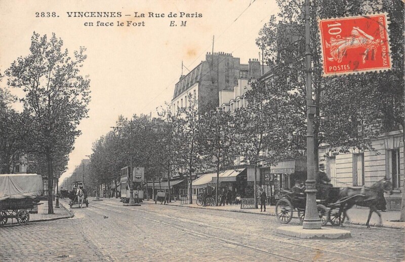 Carte postale ancienne Vincennes / La Rue De Paris En Face Le Fort à Vincennes
