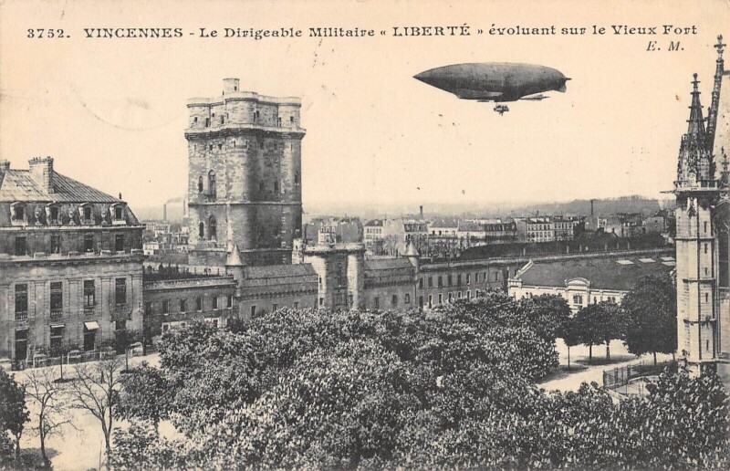 Carte postale ancienne Vincennes / Le Dirigeable Militaire Liberte Evoluant Sur Le Vieux Fort à Vincennes