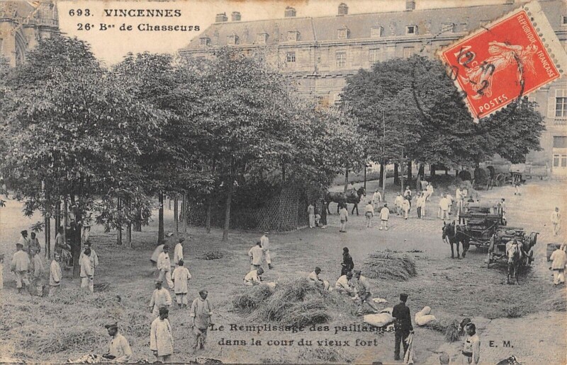 Carte postale ancienne Vincennes - 26e Bataillon De Chasseurs - Remplissage Des Paillasses à Vincennes