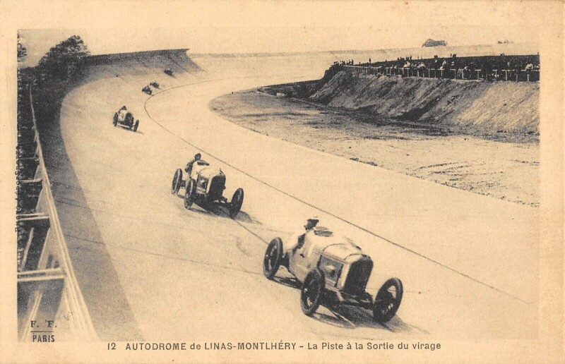 Carte postale ancienne Autodrome De Linas Montlhery / La Piste A La Sortie Du Virage / Voiture à Linas