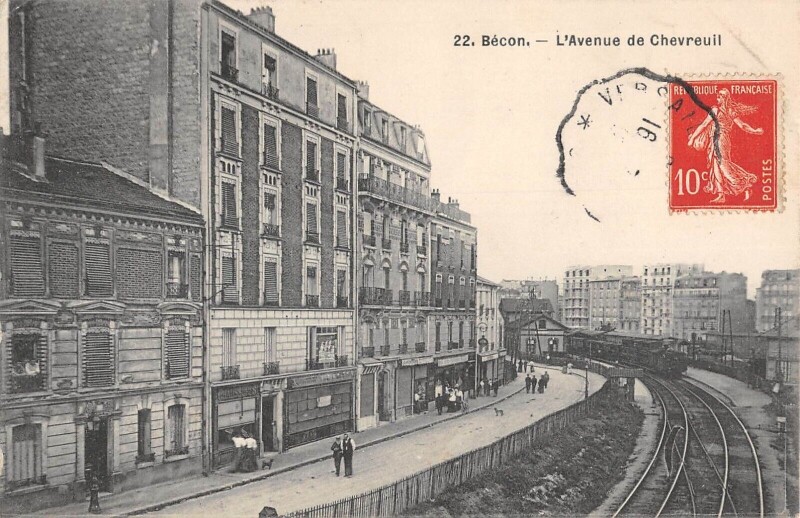 Carte postale ancienne Becon Les Bruyeres - Avenue De Chevreuil - Train