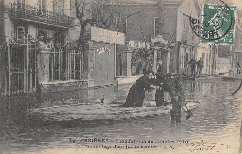 Carte postale ancienne Asnieres / Inondations 1910 / Sauvetage D'Un Jeune Ecolier