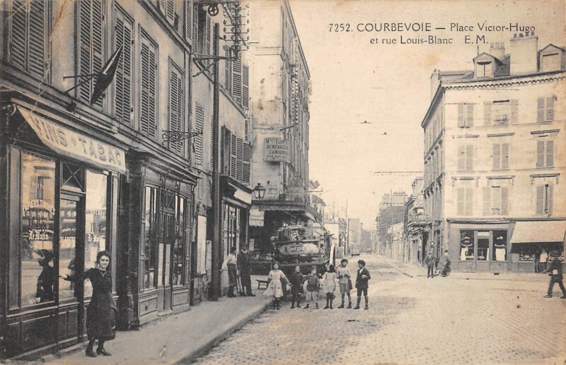 Carte postale ancienne Courbevoie - Place Victor Hugo - Rue Louis Blanc à Courbevoie