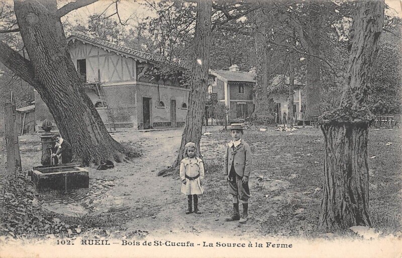 Carte postale ancienne Bois De Saint Cucufa - La Source A La Ferme
