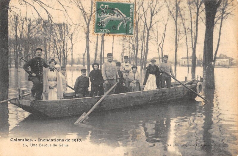 Carte postale ancienne Colombes - Inondations 1910 - Une Barque Du Genie à Colombes