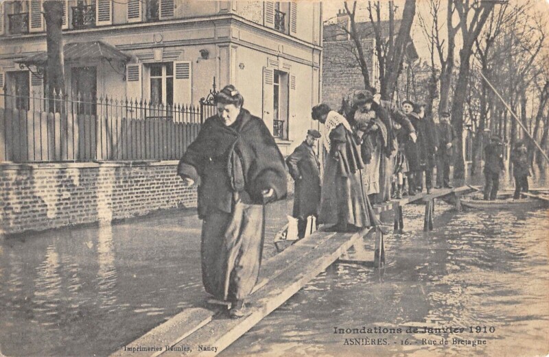 Carte postale ancienne Asnieres Inondations - Rue De Bretagne