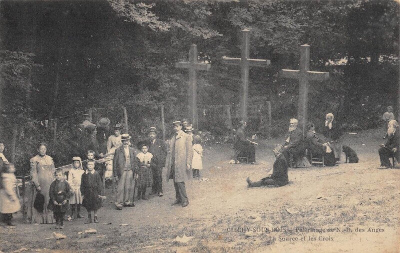 Carte postale ancienne Clichy Sous Bois - Pelerinage De N.d.des Anges - La Sourse Et Les Croix à Clichy-sous-Bois
