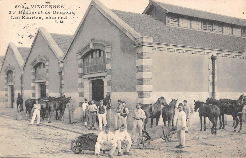 Carte postale ancienne Vincennes - 23e Regiment De Dragons - Les Ecuries Cote Sud à Vincennes