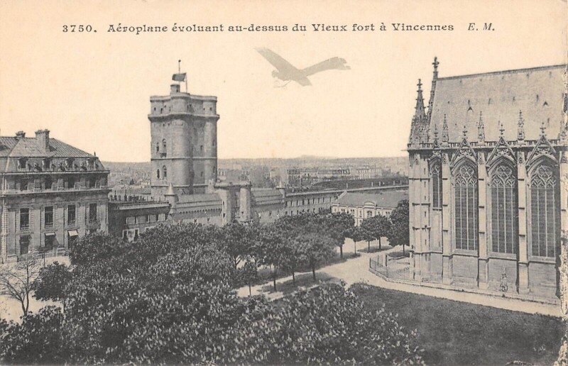 Carte postale ancienne Aeroplane  Evoluant Au Dessus Du Vieux Fort A Vincennes à Vincennes