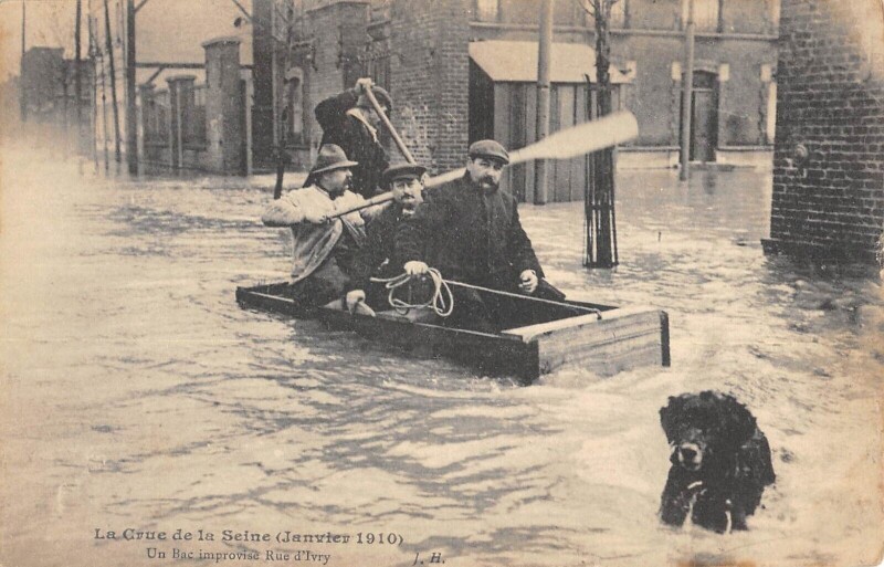 Carte postale ancienne Un Bac Improvise Rue D'Ivry