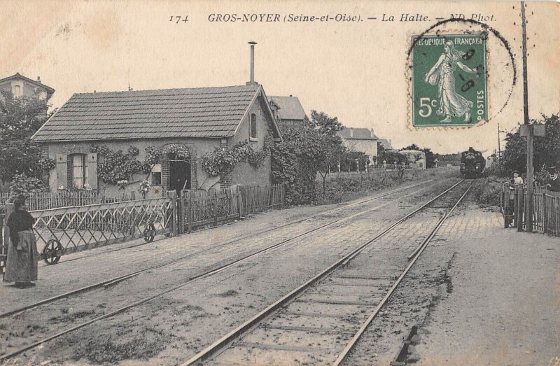 Carte postale ancienne Gros Noyer / La Halte / Train
