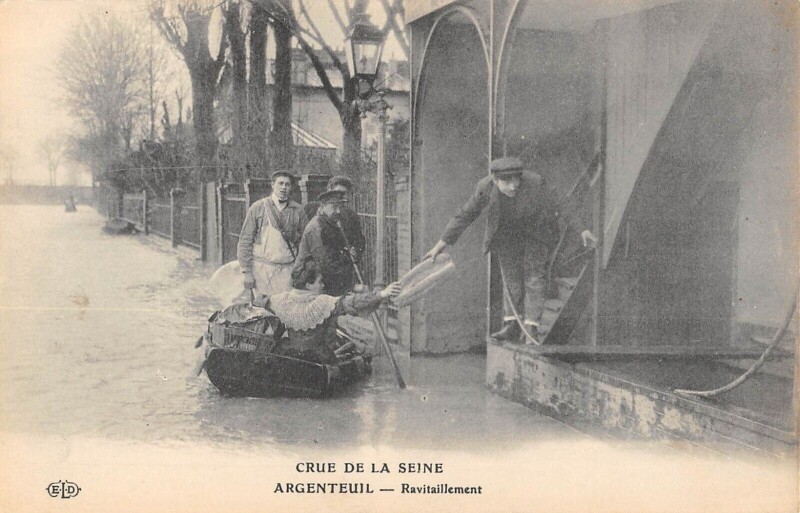 Carte postale ancienne Argenteuil - Crue De La Seine - Ravitaillement à Argenteuil