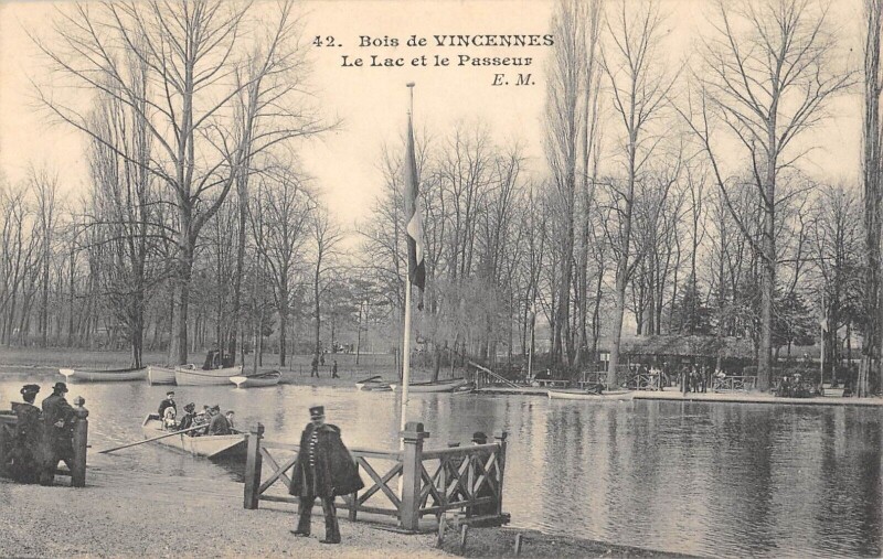 Carte postale ancienne Bois de Vincennes - Le Lac et le Passeur à Paris 12e