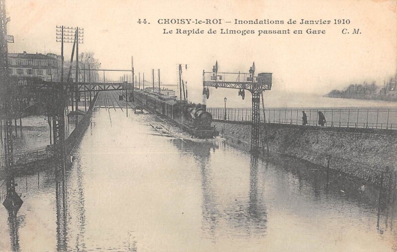 Carte postale ancienne Choisy Le Roi - Inondations - Le Rapide De Limoges Passant En Gare à Choisy-le-Roi
