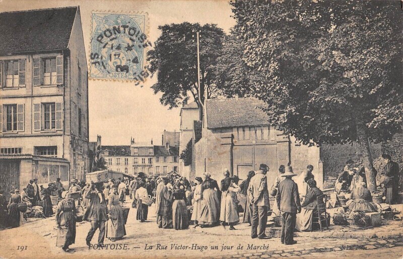 Carte postale ancienne Pontoise / La Rue Victor Hugo Un Jour De Marche à Pontoise