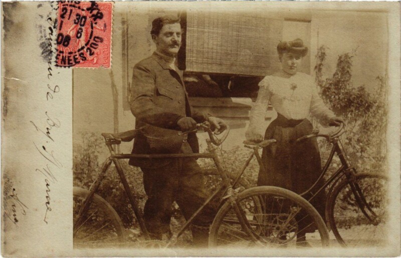 Carte postale ancienne Bry-sur-Marne Couple with Bycicles à Bry-sur-Marne