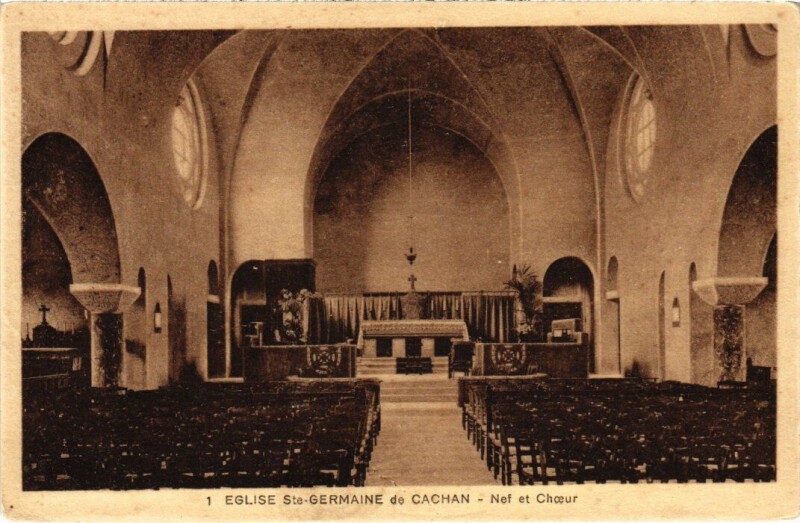Carte postale ancienne Cachan L'Eglise Sainte-Germaine - Nef et Choeur à Cachan