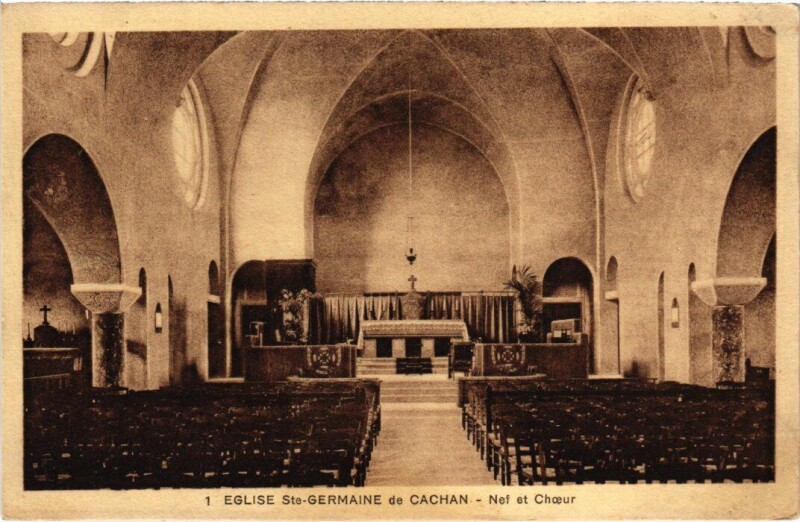Carte postale ancienne Cachan L'Eglise Sainte-Germaine - Nef et Choeur à Cachan