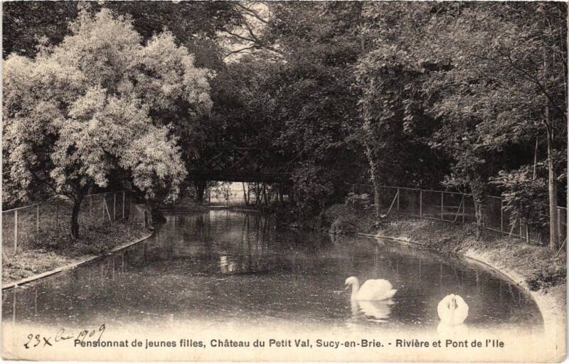 Carte postale ancienne Sucy-en-Brie Pensionnat de Jeunes Filles - Chateau du Petit Val à Sucy-en-Brie