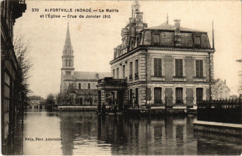 Carte postale ancienne Alfortville Inondations 1910 - Mairie et Eglise à Alfortville
