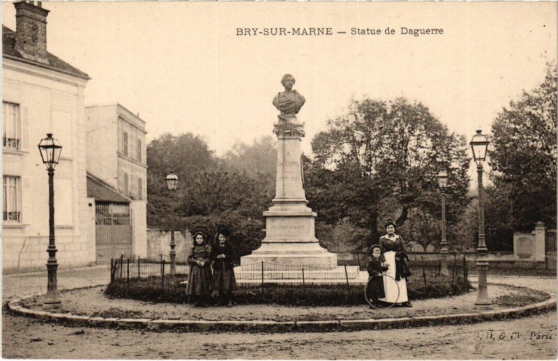 Carte postale ancienne Bry-sur-Marne Statue de Daguerre à Bry-sur-Marne