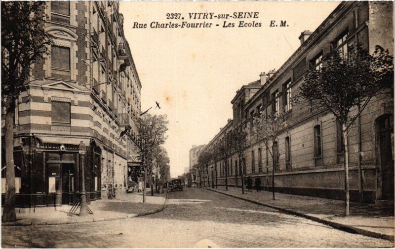 Carte postale ancienne Vitry-sur-Seine Rue Charles-Fourrier - Les Ecoles à Vitry-sur-Seine
