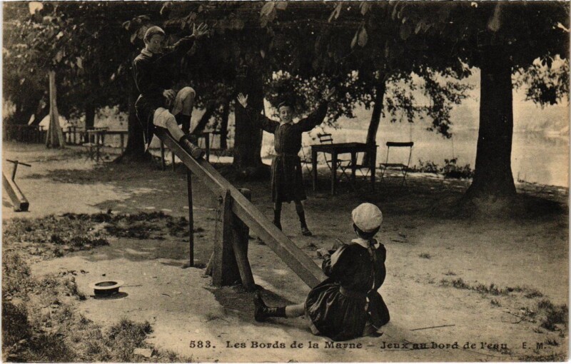 Carte postale ancienne Bords de la Marne - Jeux au Bord de l'Eau