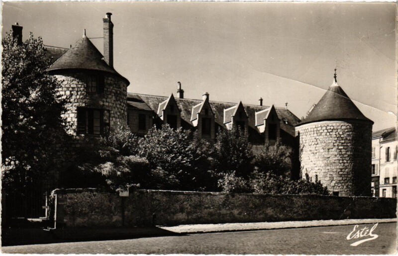 Carte postale ancienne Dourdan La Facade du Chateau à Dourdan