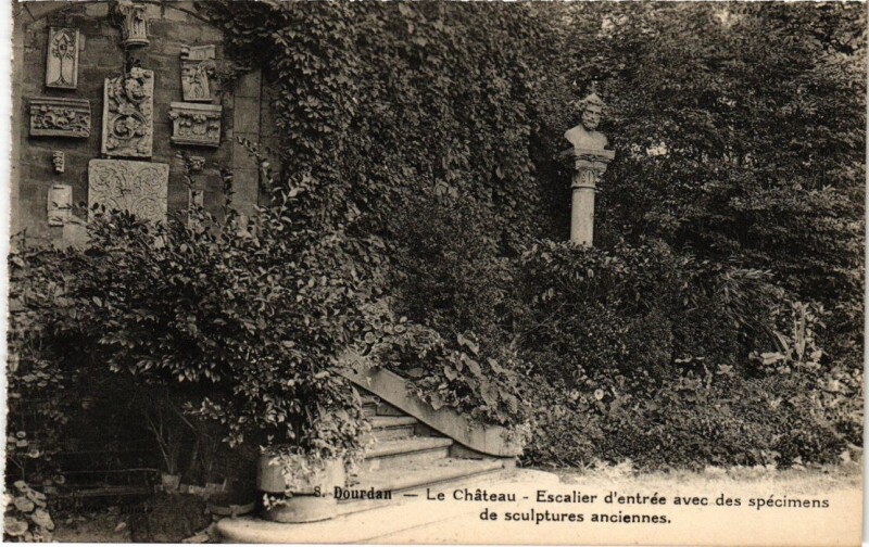 Carte postale ancienne Dourdan Le Chateau Escalier d'entree à Dourdan