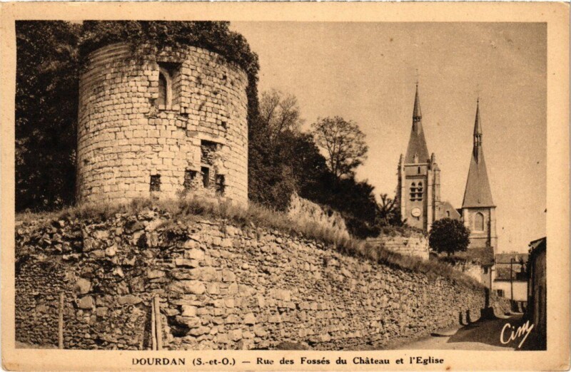 Carte postale ancienne Dourdan Rue des Fosses du Chateau et Eglise à Dourdan