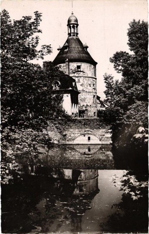 Carte postale ancienne Ste Genevieve des Bois Le Donjon