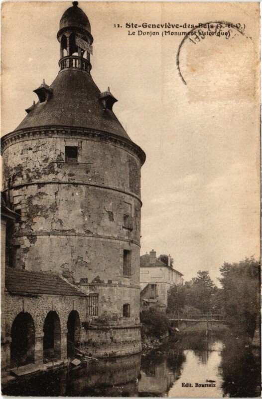 Carte postale ancienne Ste Genevieve des Bois Le Donjon