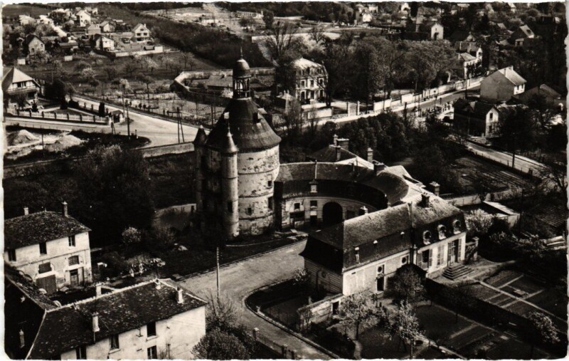 Carte postale ancienne Ste Genevieve des Bois Le Donjon