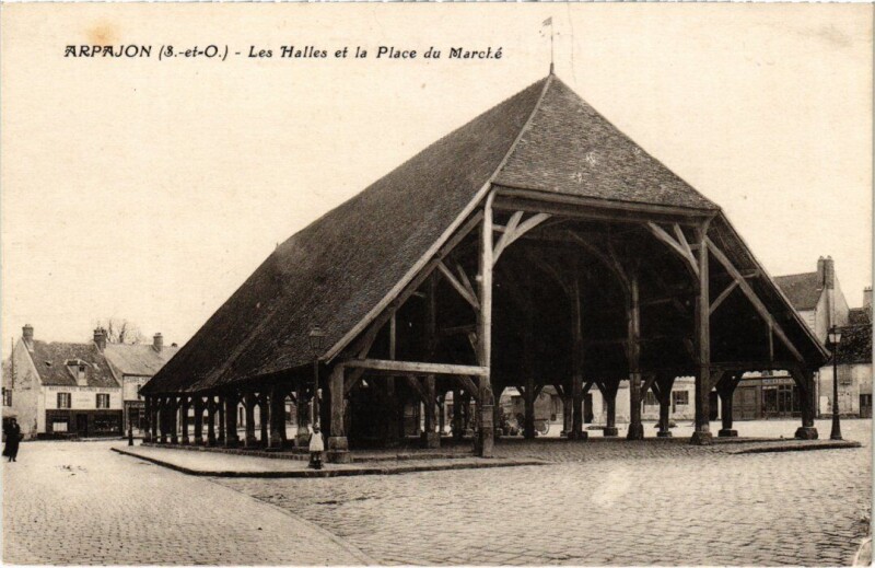 Carte postale ancienne Arpajon Les Halles et Place du Marche à Arpajon